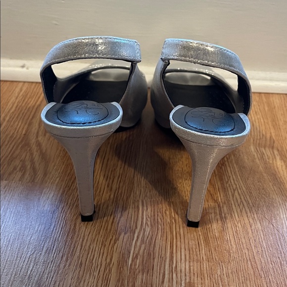 Life Stride Silver Peep-Toe Slingback Heels. Size 6. EUC - Picture 2 of 8